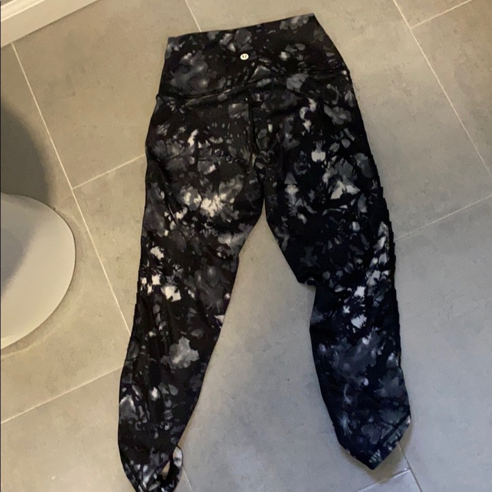 Size 4 LULULEMON 3/4 length leggings
